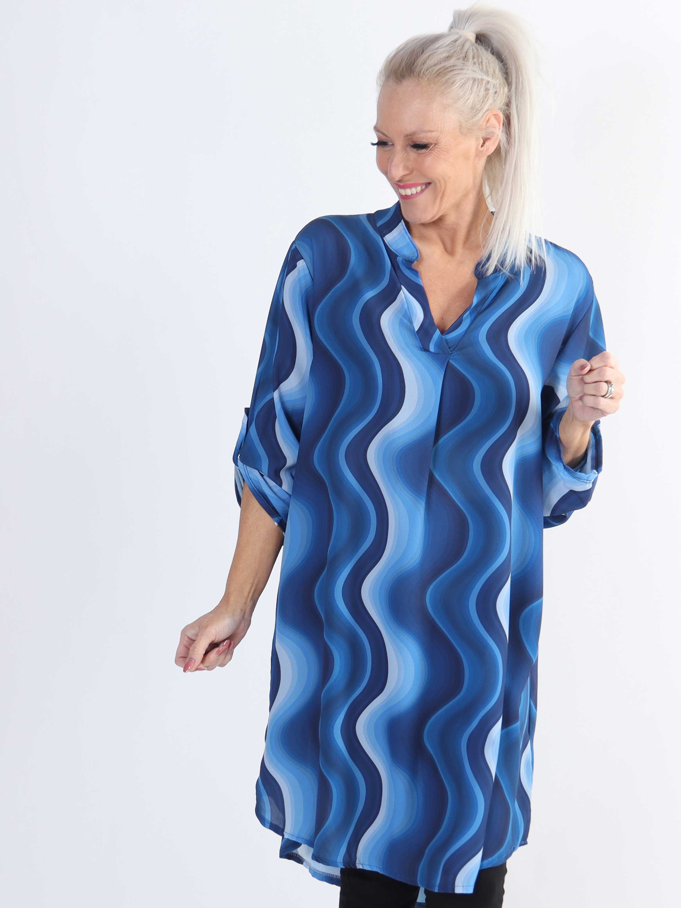 Vanesa Dress Wave - Let og luftig mønstret plus size kjole